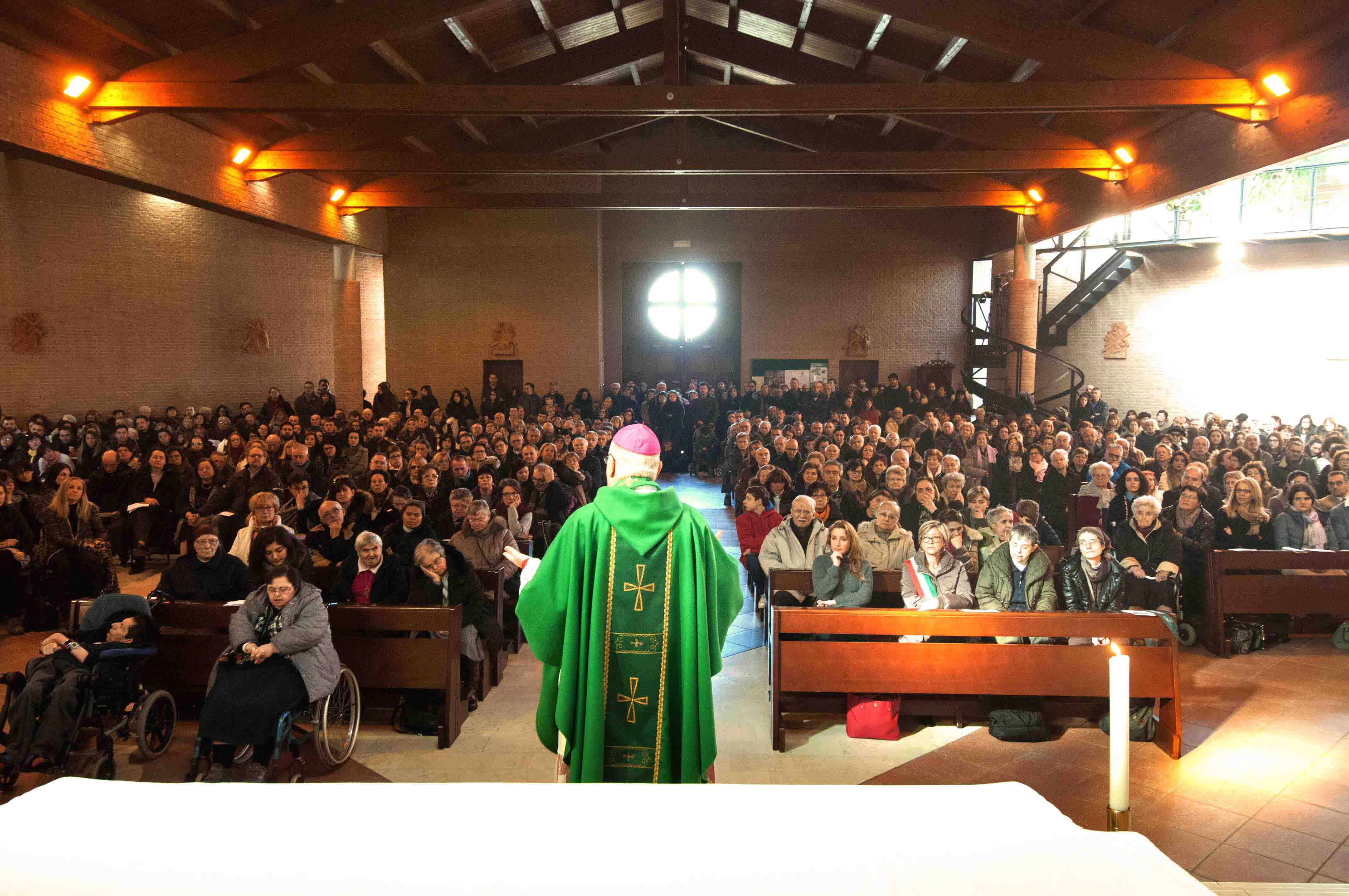 Mons. Camisasca durante una celebrazione nella parrocchia di Rometta a Sassuolo
