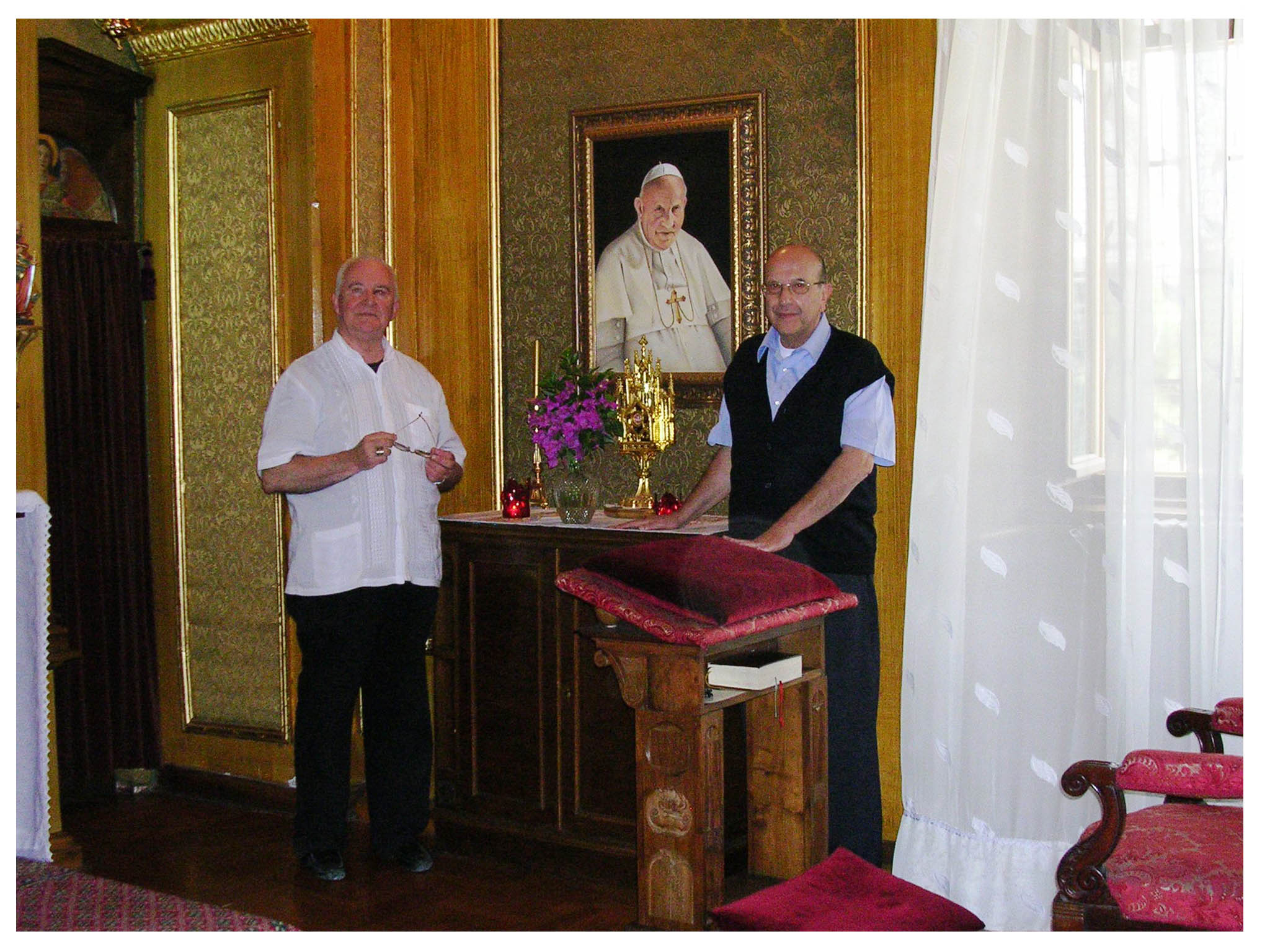 Mons. Lucibello con don Emilio nella Cappella della Nunziatura Apostolica di Istanbul