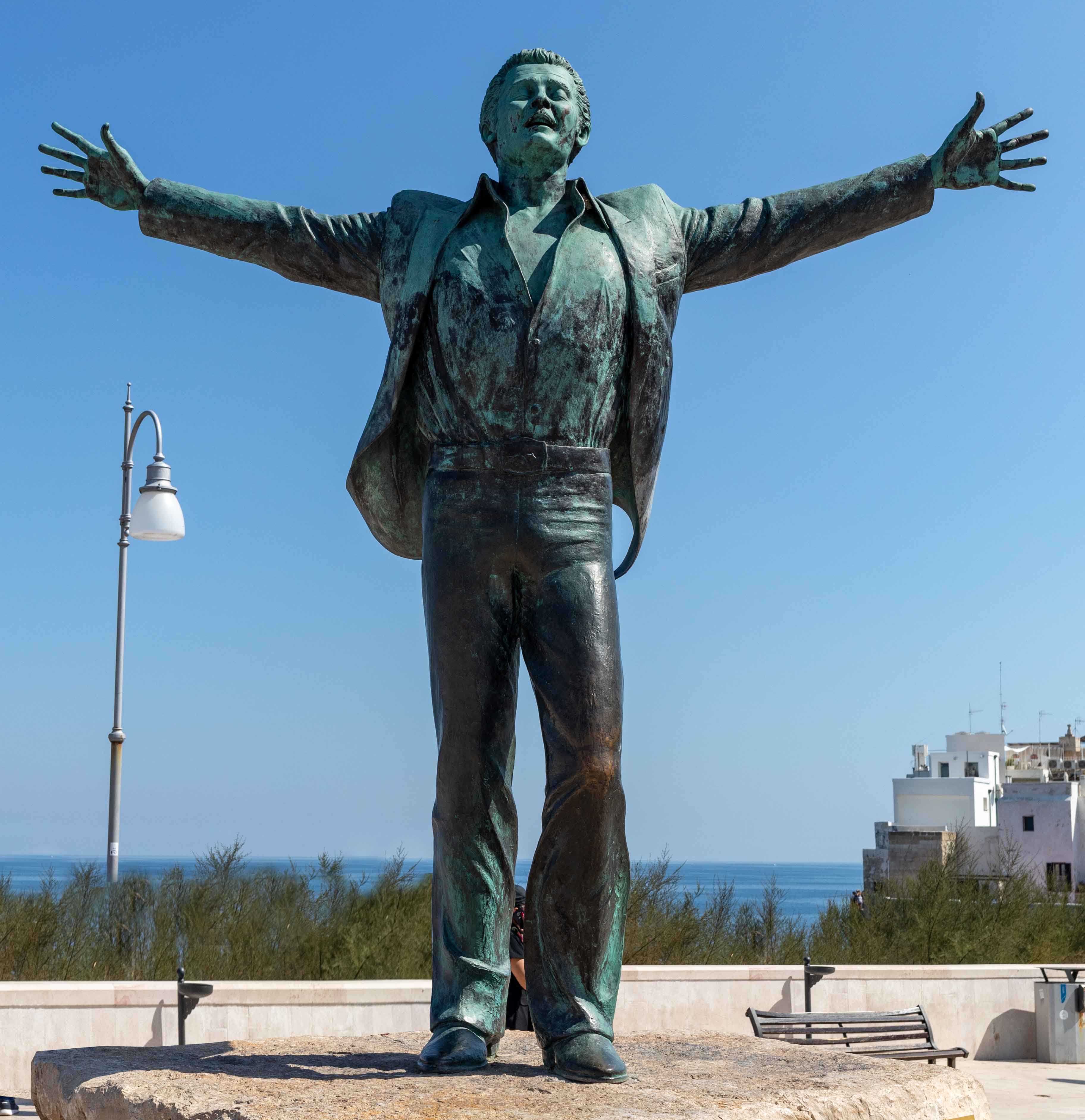 Estatua de Domenico Modugno en Polignano a Mare (Italia)